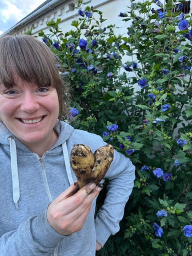 Anne smilende i haven hos Egebjerggård Grønt